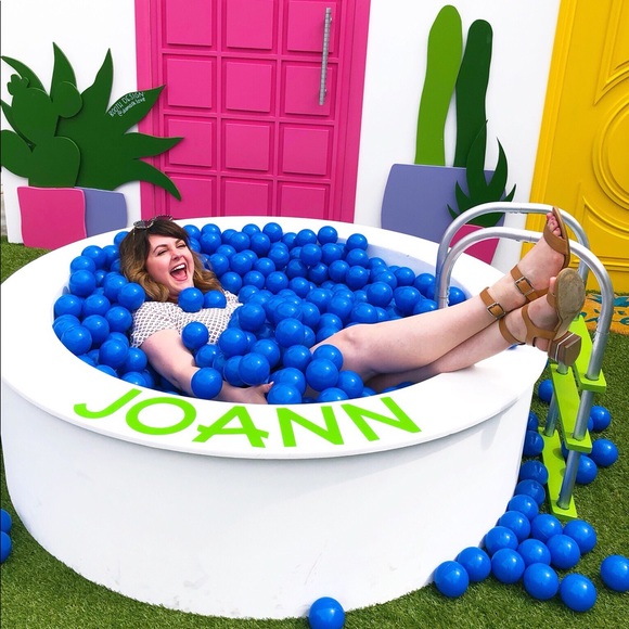 Meet your Posher, Amanda - Picture 3 of 8